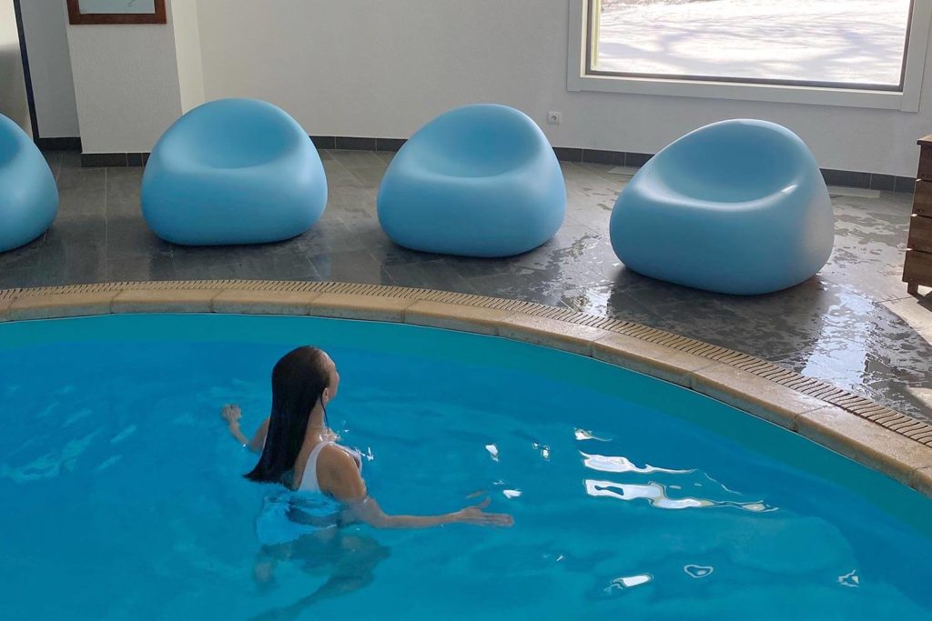 Location luxe avec Piscine intérieure privative dans le Jura avec vue sur la neige