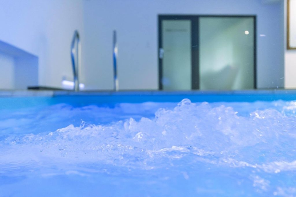 Location luxe avec Piscine intérieure privative dans le Jura avec nage à contre courant