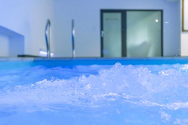 Location luxe avec Piscine intérieure privative dans le Jura avec nage à contre courant