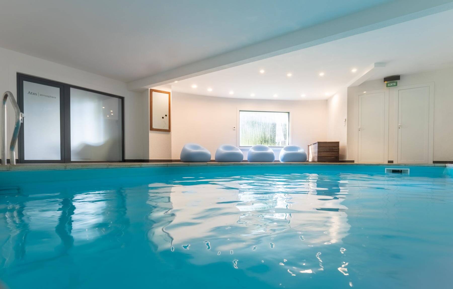 Piscine intérieure dans gîte jurassien Maison atHOme