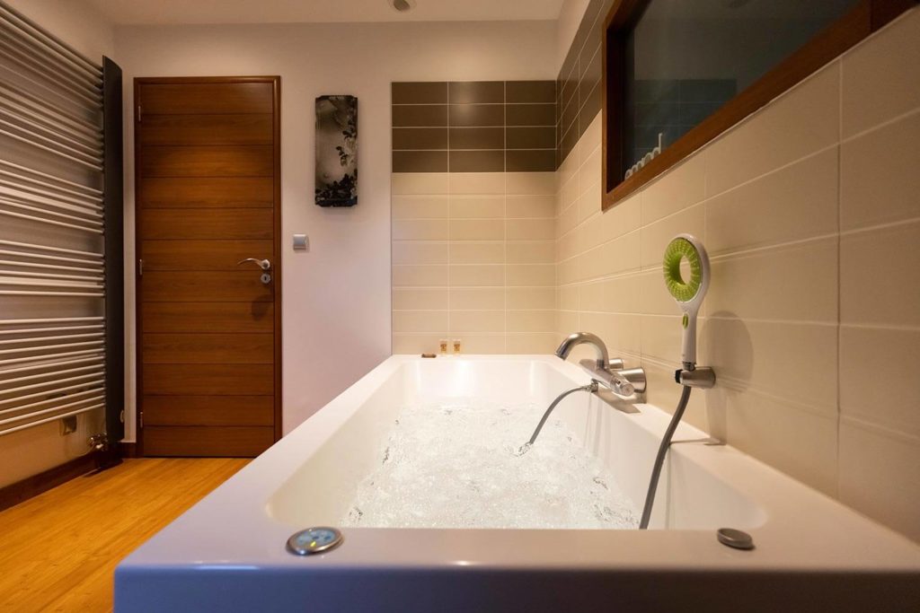 Salle de bain de la chambre Ozone du gîte de luxe Maison atHOme dans le Jura