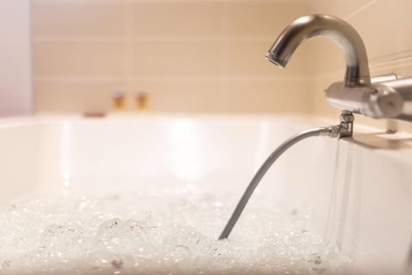 Baignoire de la chambre Ozone du gîte de luxe Maison atHOme dans le Jura