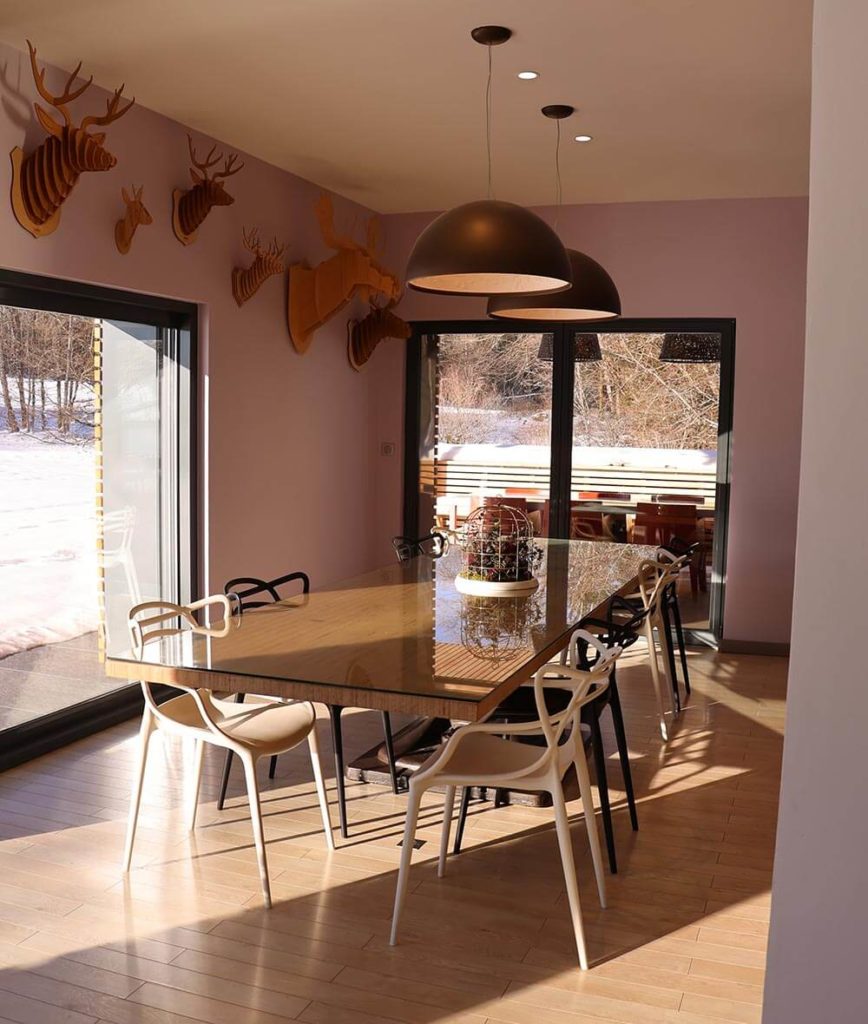 Salle à manger dans le gîte de luxe Maison atHOme dans le Jura