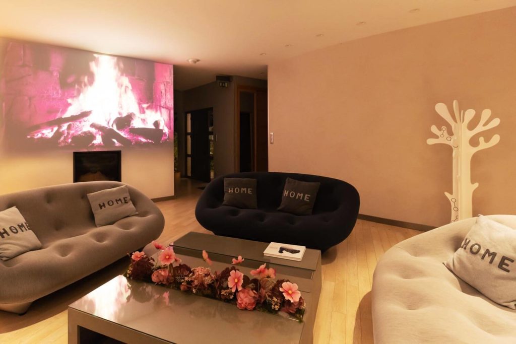Ecran de projection dans le salon du gîte de luxe dans le Jura Maison atHOme