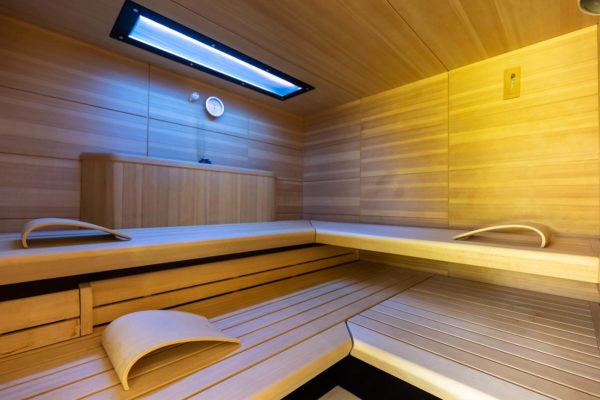 Sauna Klafs dans l'espace bien-être du gîte de luxe Maison atHOme dans le Jura