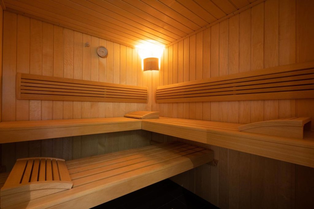Sauna Klafs dans l'espace bien-être du gîte de luxe Maison atHOme dans le Jura