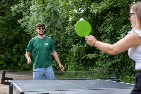 Partie de ping pong au Gîte de luxe dans le Jura Maison atHOme