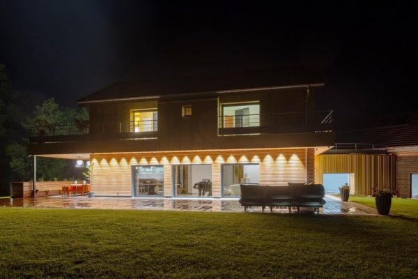 Gîte de luxe dans le Jura vue extérieure de nuit