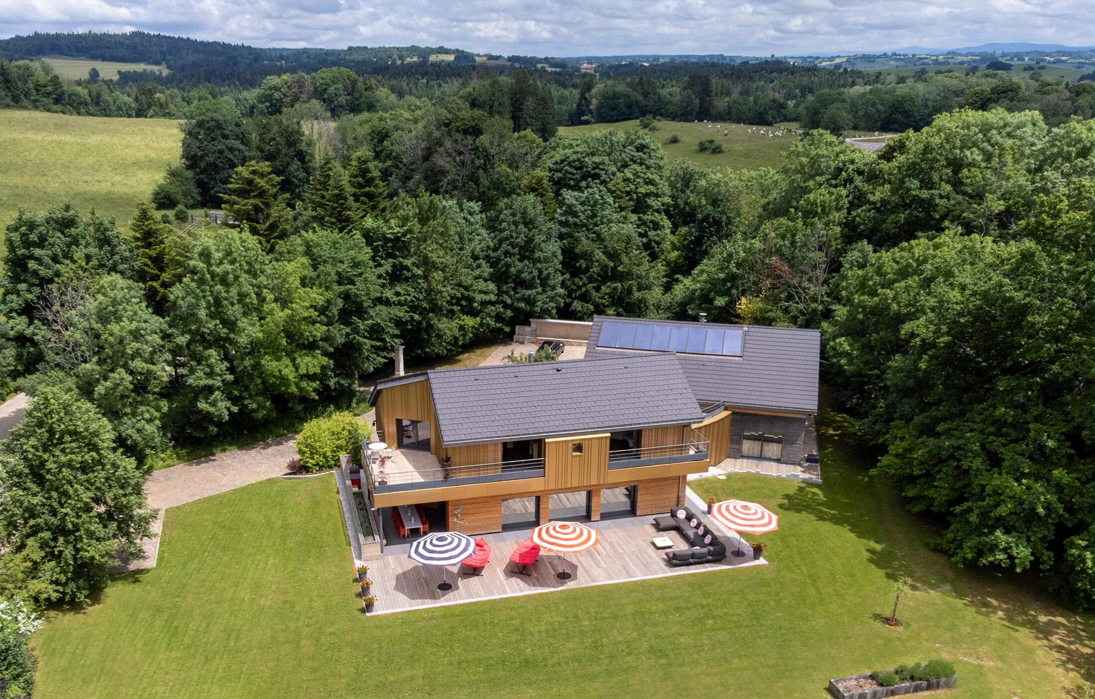 Gîte de luxe dans le Jura Maison atHOme vue du ciel