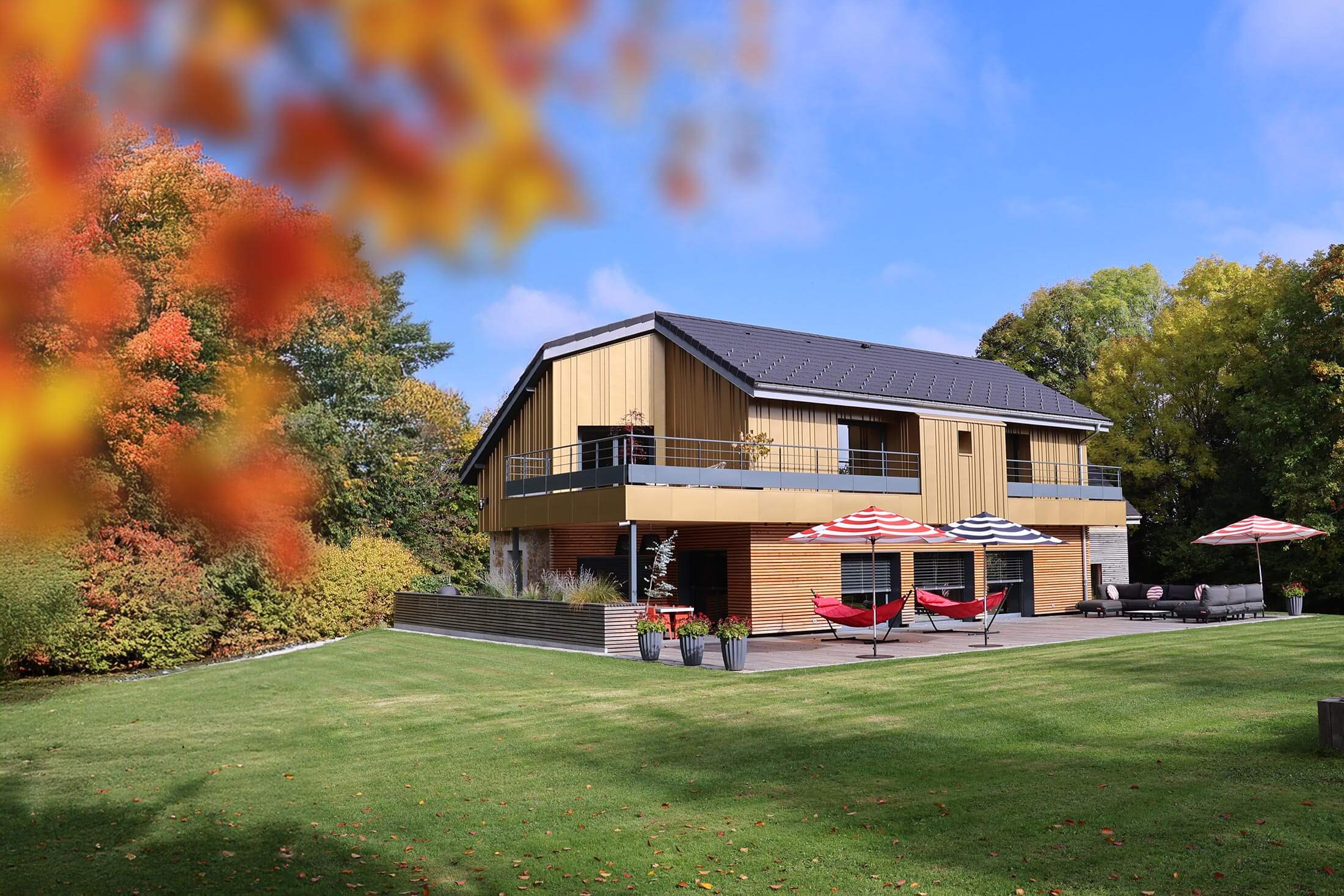 Gîte de luxe dans le Jura avec Piscine pour 8 personnes Maison atHOme en automne