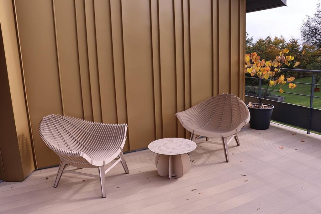 Terrasse extérieure de la chambre Ozone dans le gîte de luxe atHOme dans le Jura