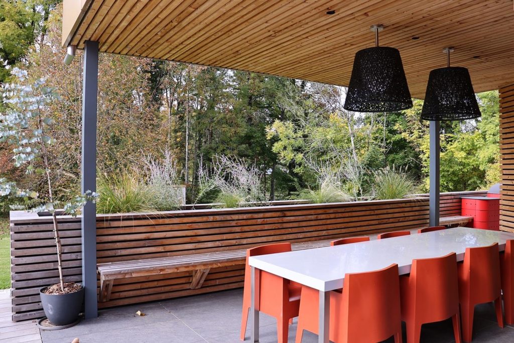 Terrasse extérieure couverte du gîte de luxe Maison atHOme dans le Jura