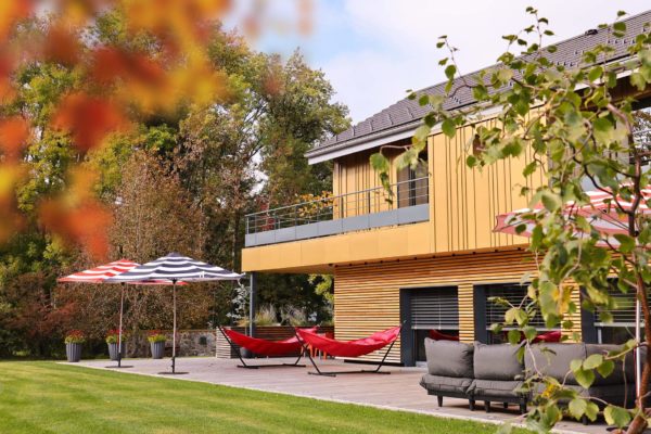 Gîte de luxe dans le Jura avec Piscine pour 8 personnes Maison atHOme en automne