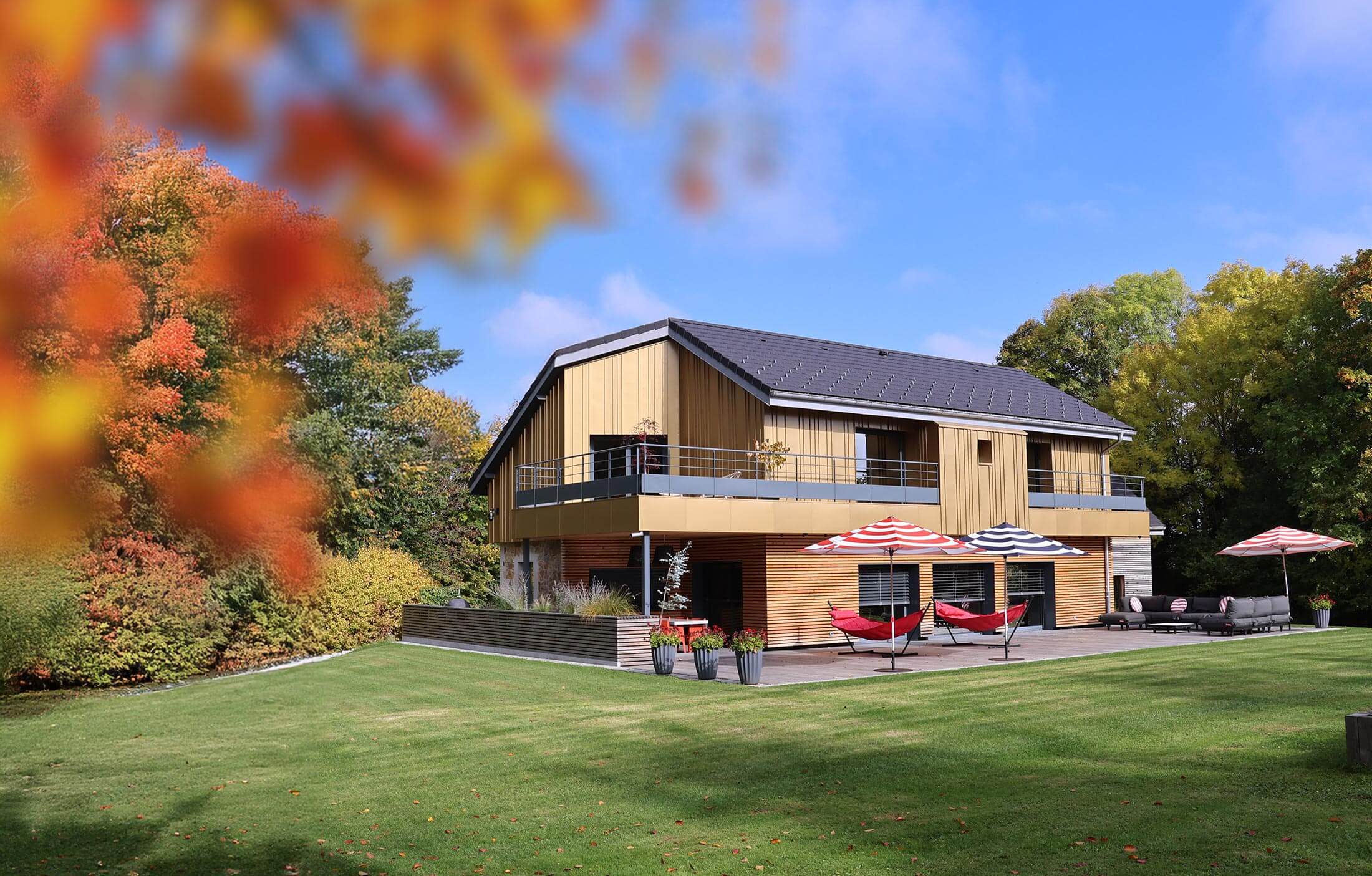 Gîte de luxe dans le Jura avec Piscine pour 8 personnes Maison atHOme en automne