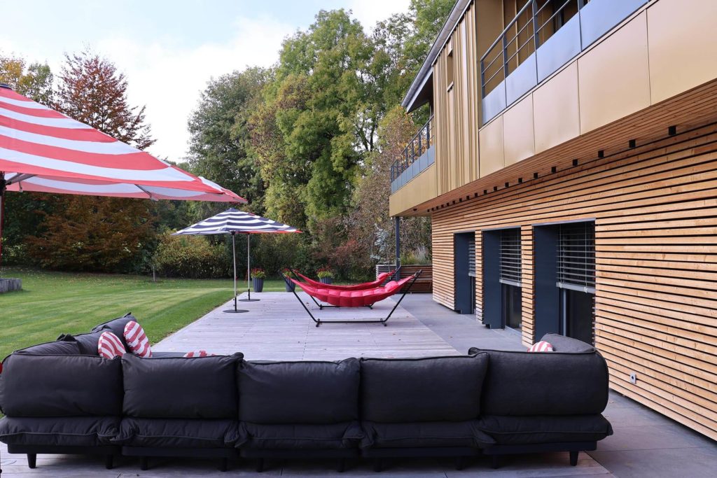 Gîte de luxe dans le Jura avec grande terrasse extérieure Maison atHOme en automne