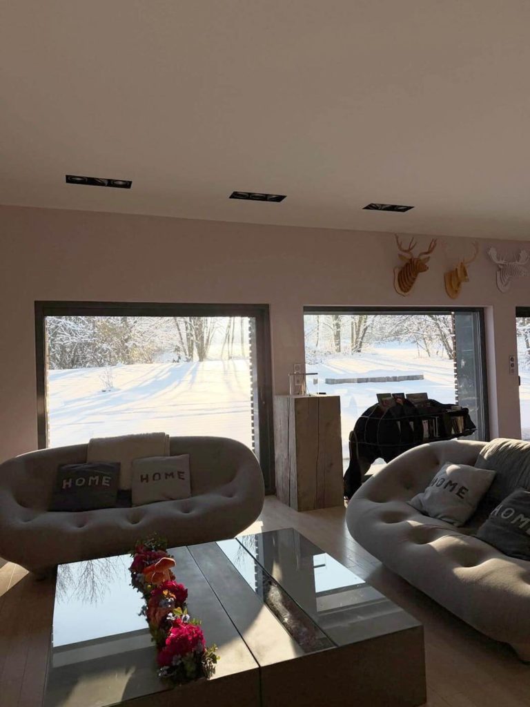 Intérieur de notre Gîte de luxe dans le Jura avec neige à l'extérieur en novembre 2025
