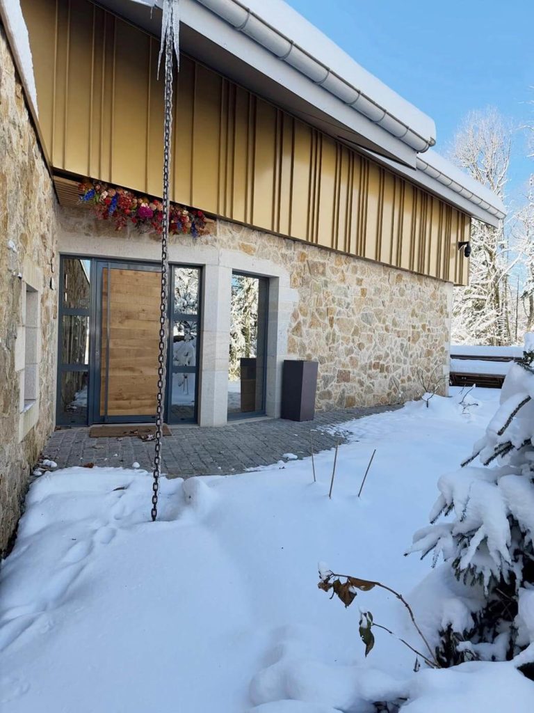 Gîte de luxe dans le Jura avec neige à l'extérieur en novembre 2025