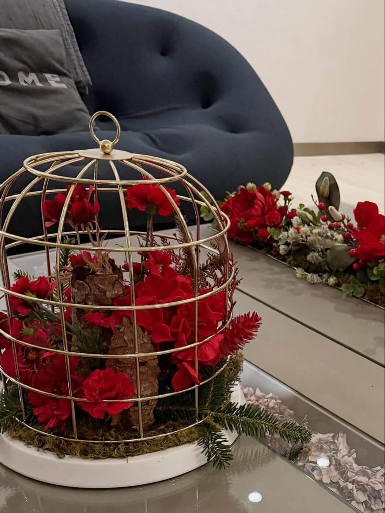 Décoration de Noël dans notre Gîte de luxe dans le Jura avec neige à l'extérieur en novembre 2025