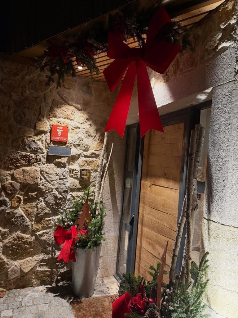 Décoration de Noël à l'extérieur de notre Gîte de luxe dans le Jura en novembre 2025