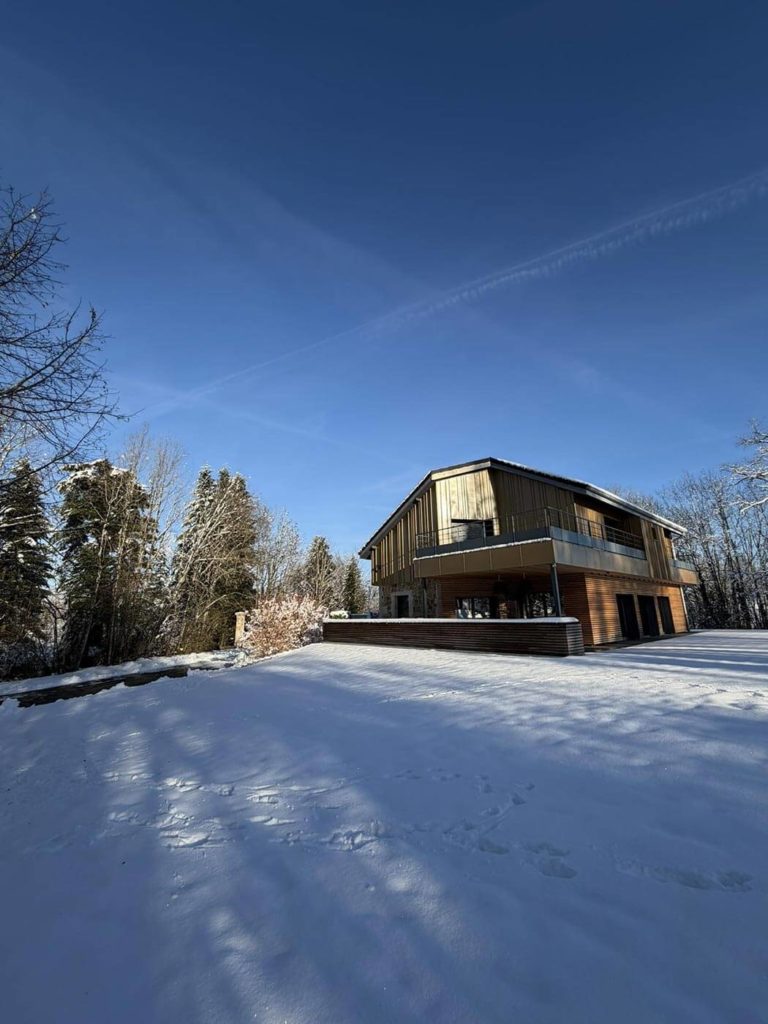 Notre Gîte de luxe dans le Jura avec neige en abondance en novembre 2025