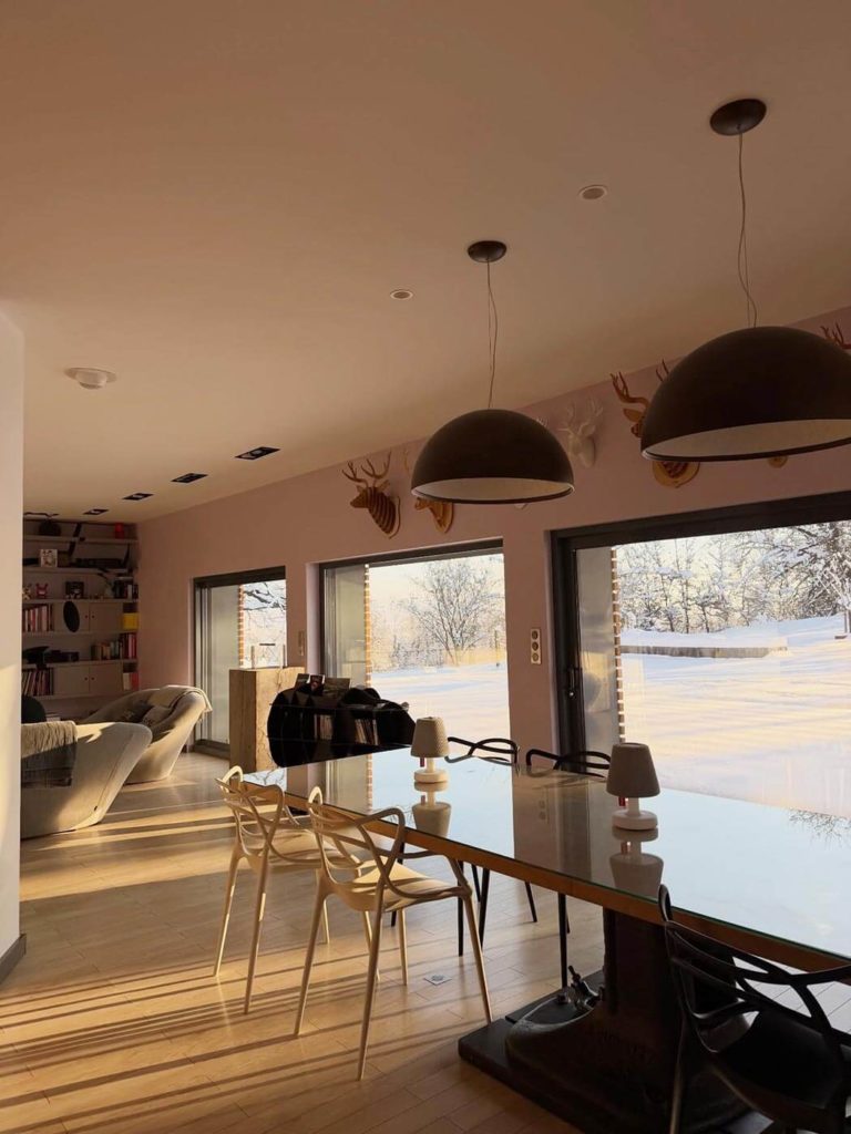 Vue depuis l'intérieur de notre Gîte de luxe dans le Jura avec neige à l'extérieur en novembre 2025