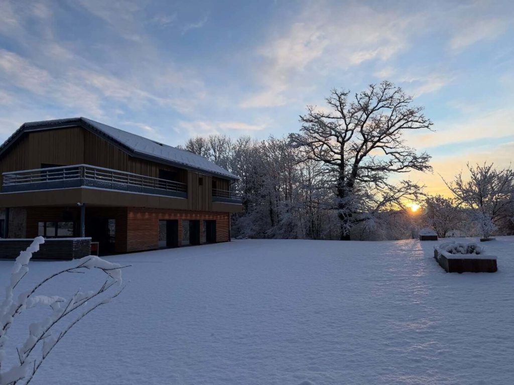 Notre Gîte de luxe dans le Jura avec neige en janvier 2026