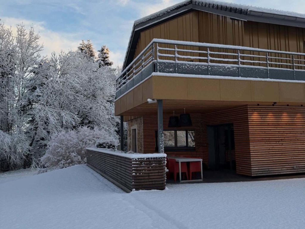 Notre Gîte de luxe dans le Jura avec neige en janvier 2026