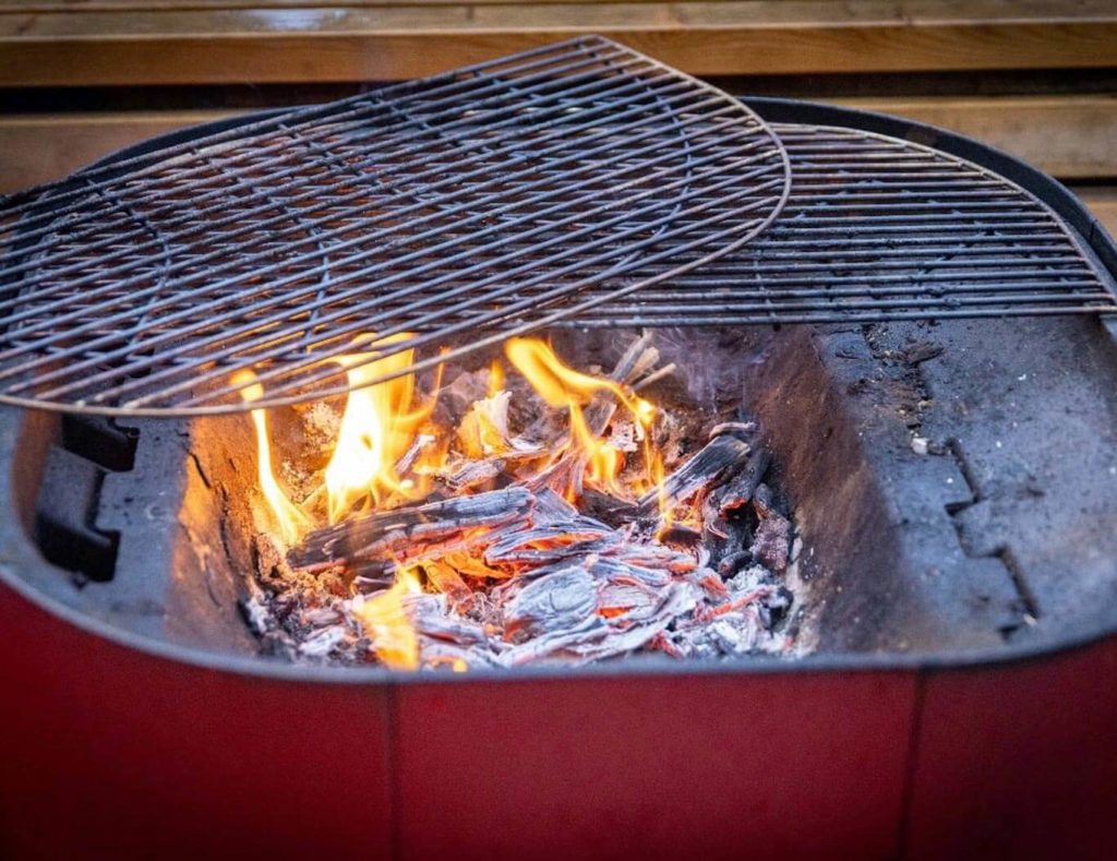 Barbecue du Gîte de luxe atHOme dans le Jura au printemps en mars 2026