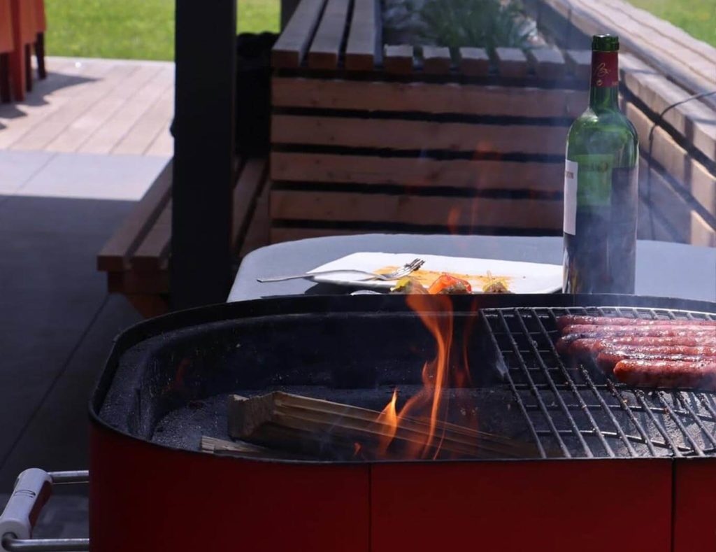 Barbecue du Gîte de luxe atHOme dans le Jura au printemps en mars 2026