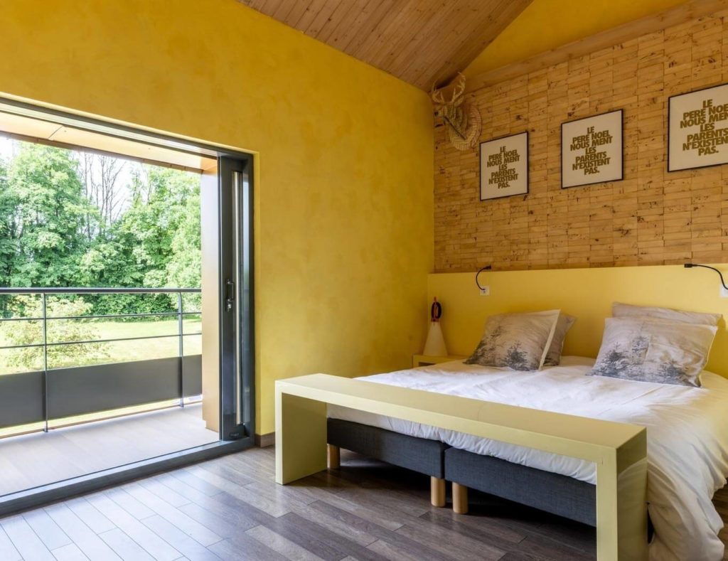 Chambre jaune du Gîte de luxe atHOme dans le Jura au printemps en mars 2026
