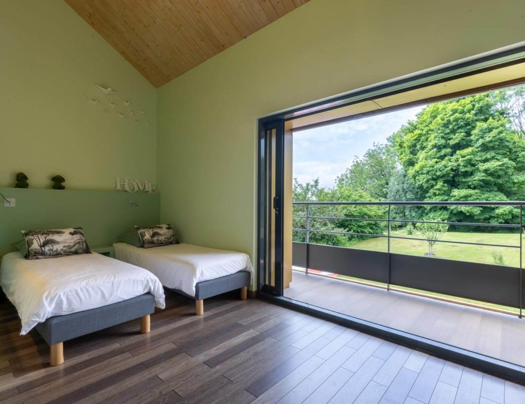Chambre verte du Gîte de luxe atHOme dans le Jura au printemps en mars 2026