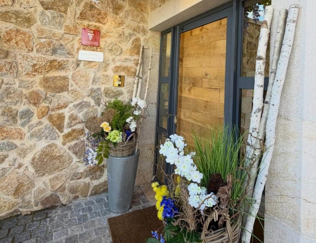 Entrée déco printemps Gîte de luxe dans le Jura au printemps en mars 2026