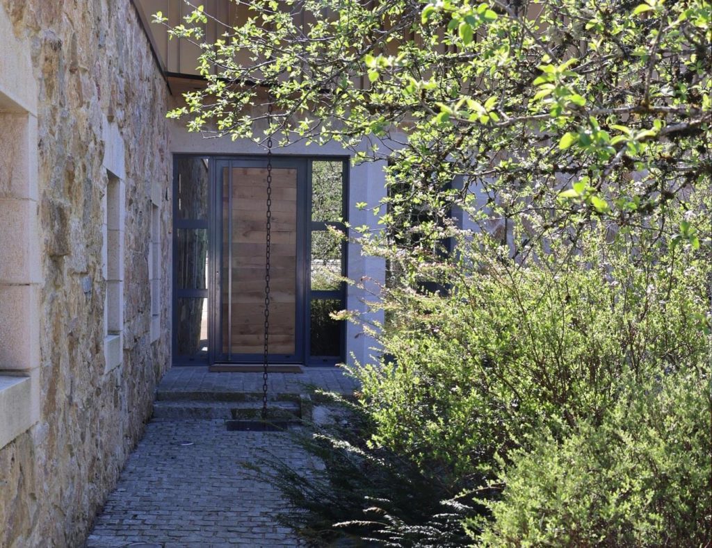 Entrée Gîte de luxe dans le Jura au printemps en mars 2026