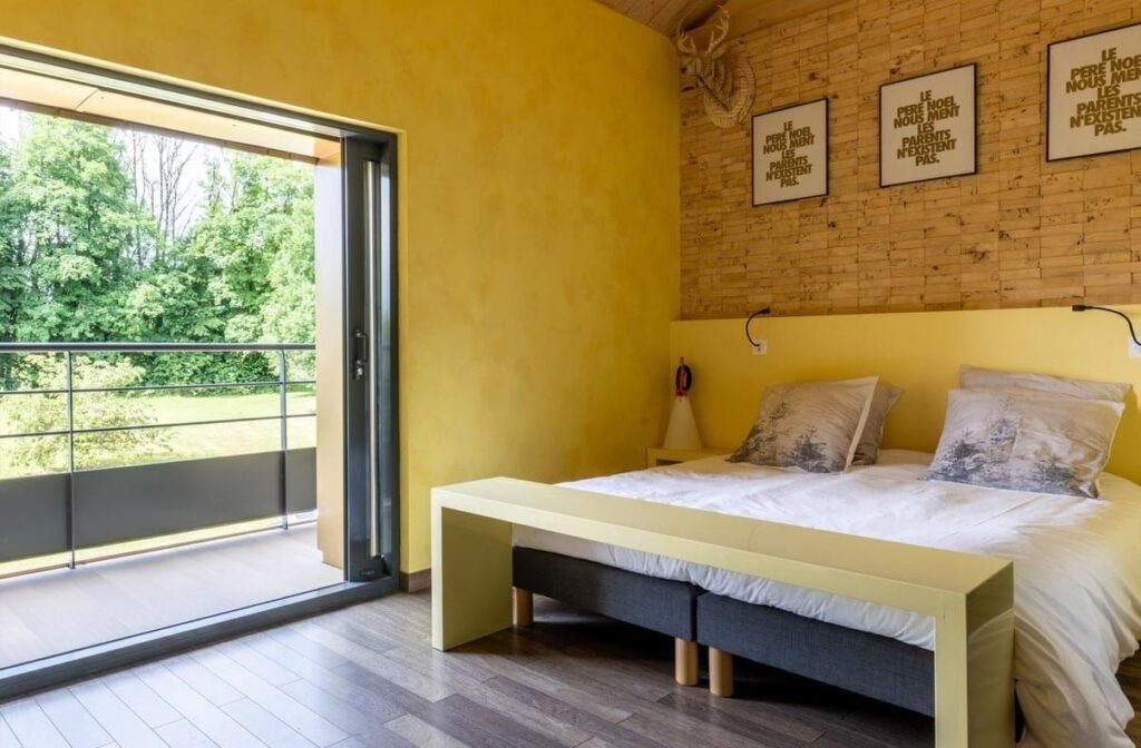 Notre Gîte de luxe dans le Jura avec en mars 2026 chambre jaune