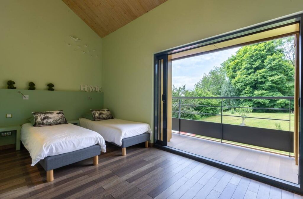 Notre Gîte de luxe dans le Jura avec en mars 2026 chambre verte