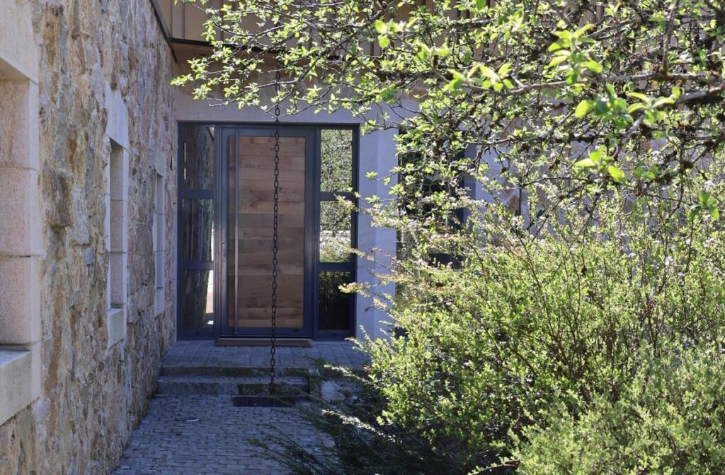 Notre Gîte de luxe dans le Jura avec en mars 2026 entrée de la maison