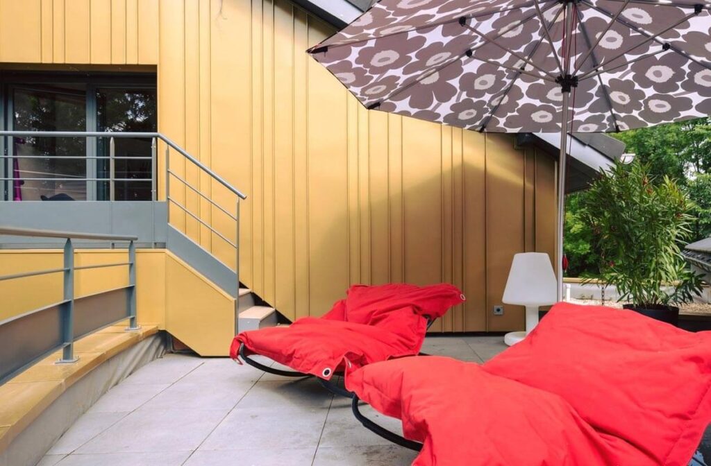 Notre Gîte de luxe dans le Jura avec en mars 2026 la terrasse de la chambre rose