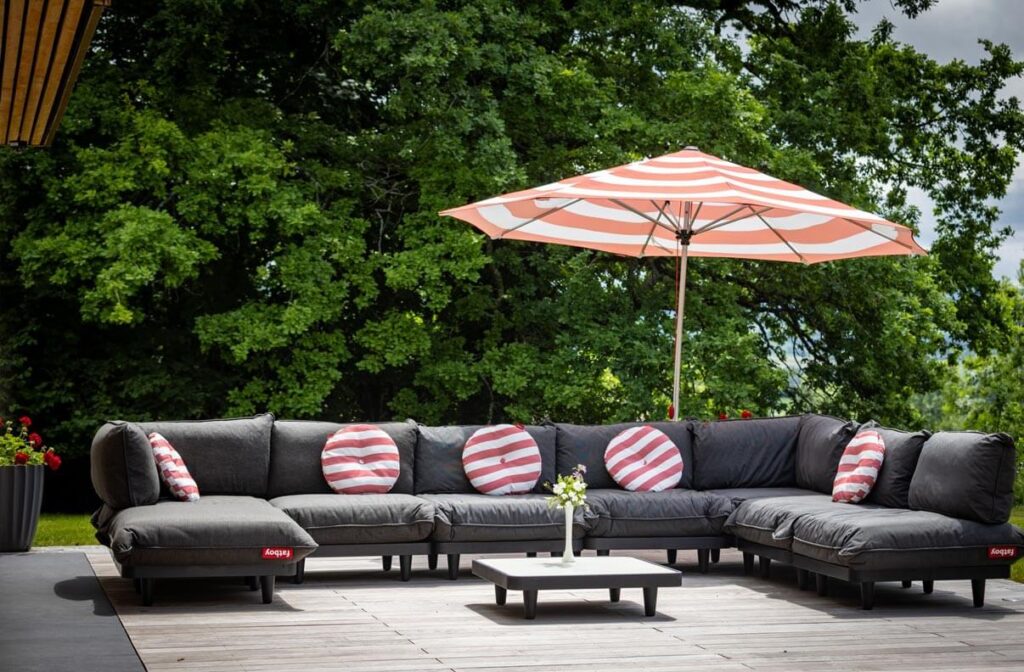 Notre Gîte de luxe dans le Jura avec en mars 2026 terrasse lounge