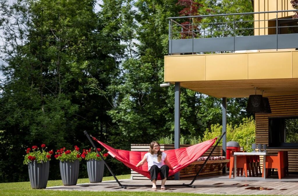 Notre Gîte de luxe dans le Jura avec en mars 2026 hamac fatboy