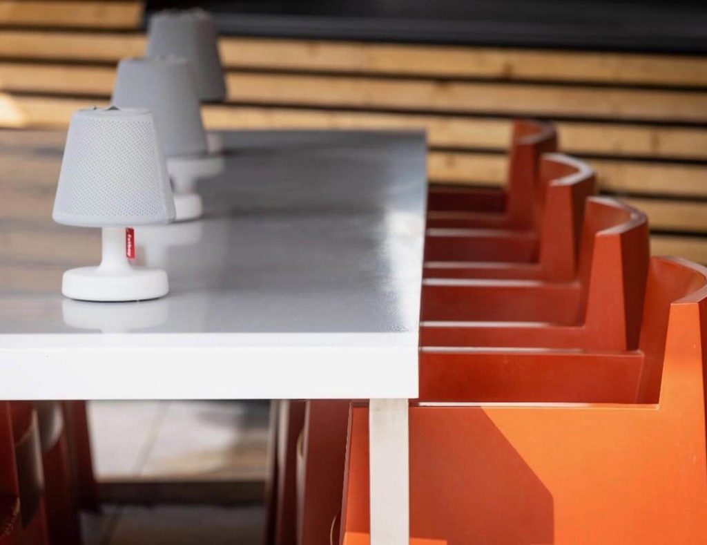 Table sous terrasse Gîte de luxe dans le Jura au printemps en mars 2026