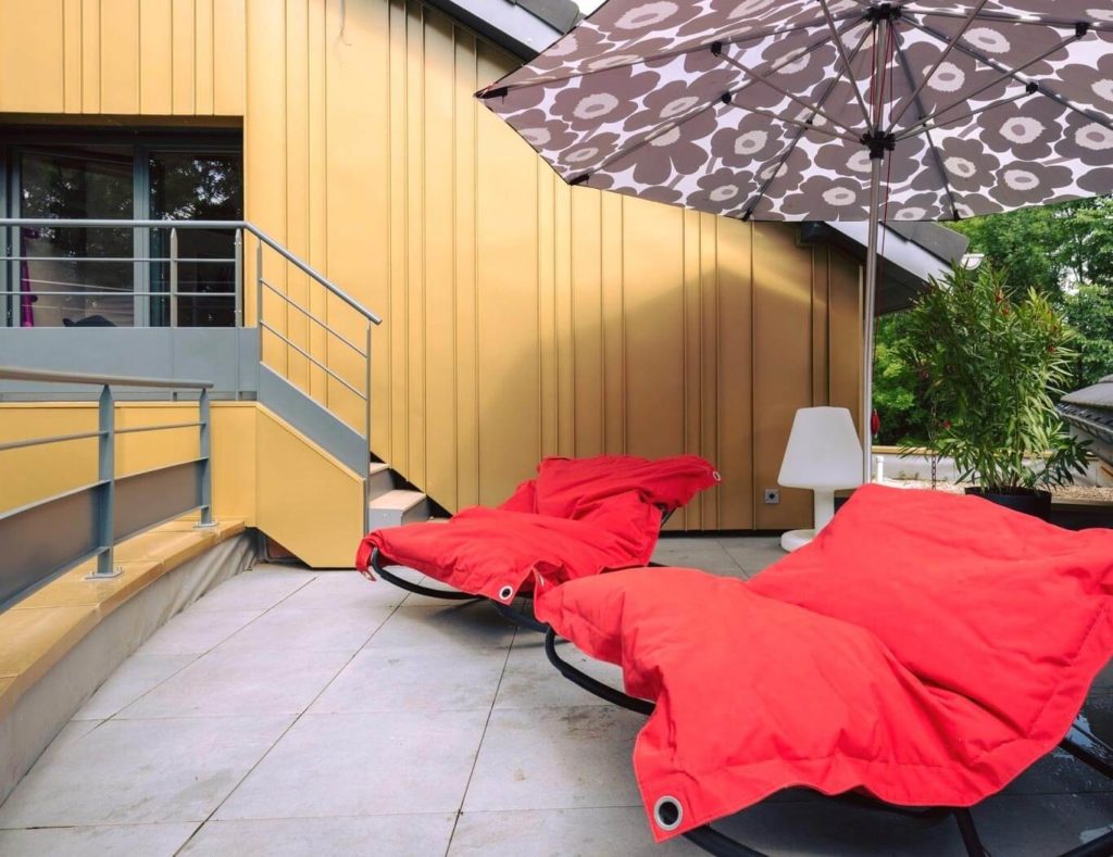 Terrasse Gîte de luxe dans le Jura au printemps en mars 2026